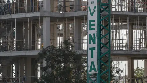 Cartel de venta de pisos en unas obras Cartel de venta de pisos en unas obras