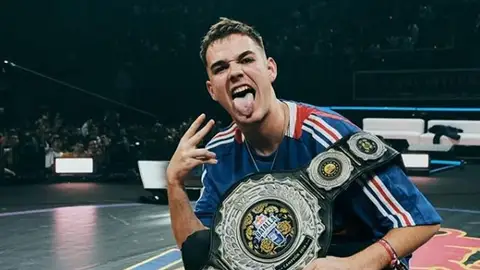 Bnet tras ganar la Red Bull Batalla de los Gallos Bnet tras ganar la Red Bull Batalla de los Gallos