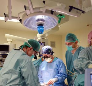 Médicos y enfermeros del Hospital Germans Trias i Pujol durante una intervención Médicos y enfermeros del Hospital Germans Trias i Pujol durante una intervención