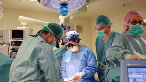 M&eacute;dicos y enfermeros del Hospital Germans Trias i Pujol durante una intervenci&oacute;n