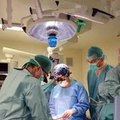 Médicos y enfermeros del Hospital Germans Trias i Pujol durante una intervención Médicos y enfermeros del Hospital Germans Trias i Pujol durante una intervención