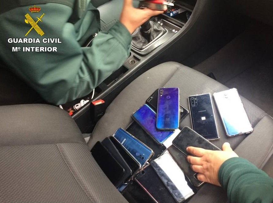 La Guardia Civil investiga una trama que contrató 52 móviles de alta gama con datos de empresas sin autorización La Guardia Civil investiga una trama que contrató 52 móviles de alta gama con datos de empresas sin autorización