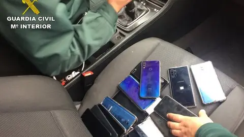 Algunos de los teléfonos móviles robados recuperados. Algunos de los teléfonos móviles robados recuperados.
