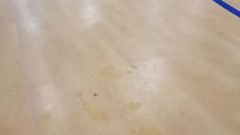 Agua de una gotera en la pista del Polideportivo de La Hoya de Elche. Agua de una gotera en la pista del Polideportivo de La Hoya de Elche.