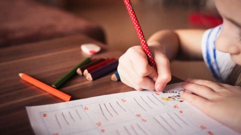 Una ni&ntilde;a pinta en un papel