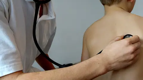 Pediatra con fonendoscopio Pediatra con fonendoscopio