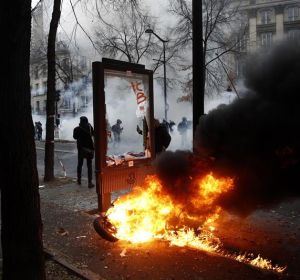 Los manifestantes radicales queman mobiliario urbano en París durante las protestas Los manifestantes radicales queman mobiliario urbano en París durante las protestas