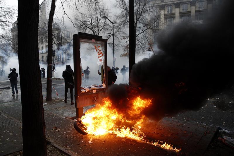 Al menos 60 detenidos en los enfrentamientos entre policías y manifestantes en París durante la huelga Al menos 60 detenidos en los enfrentamientos entre policías y manifestantes en París durante la huelga