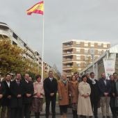 La bandera de España se ha izado en la Plaza de la Constitución