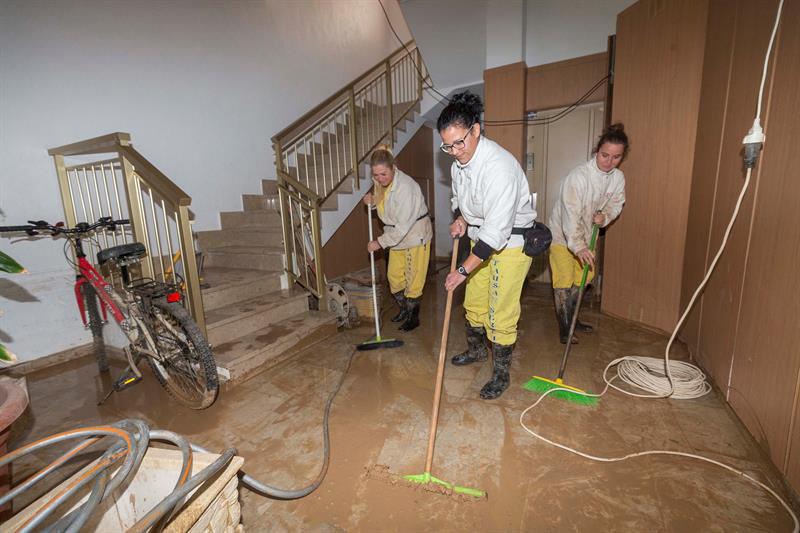 Los Alcázares pide voluntarios para ayudar a achicar agua y limpiar barro tras la DANA Los Alcázares pide voluntarios para ayudar a achicar agua y limpiar barro tras la DANA