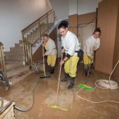 Tres mujeres limpian de barro y agua una vivienda en Los Alcázares tras la DANA