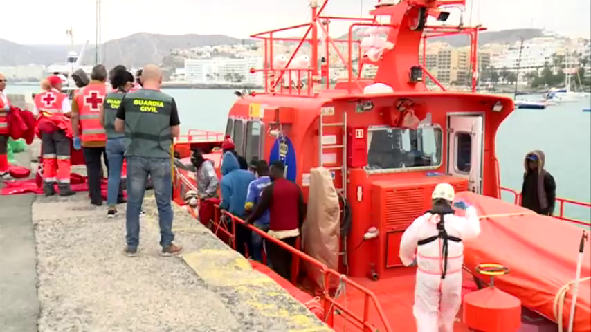 Arcadio Díaz Tejera: "El Ministerio del Interior tenía información de que estas oleadas se iban a producir (..) se trata de prever los medios para atenderlas" Arcadio Díaz Tejera: "El Ministerio del Interior tenía información de que estas oleadas se iban a producir (..) se trata de prever los medios para atenderlas"