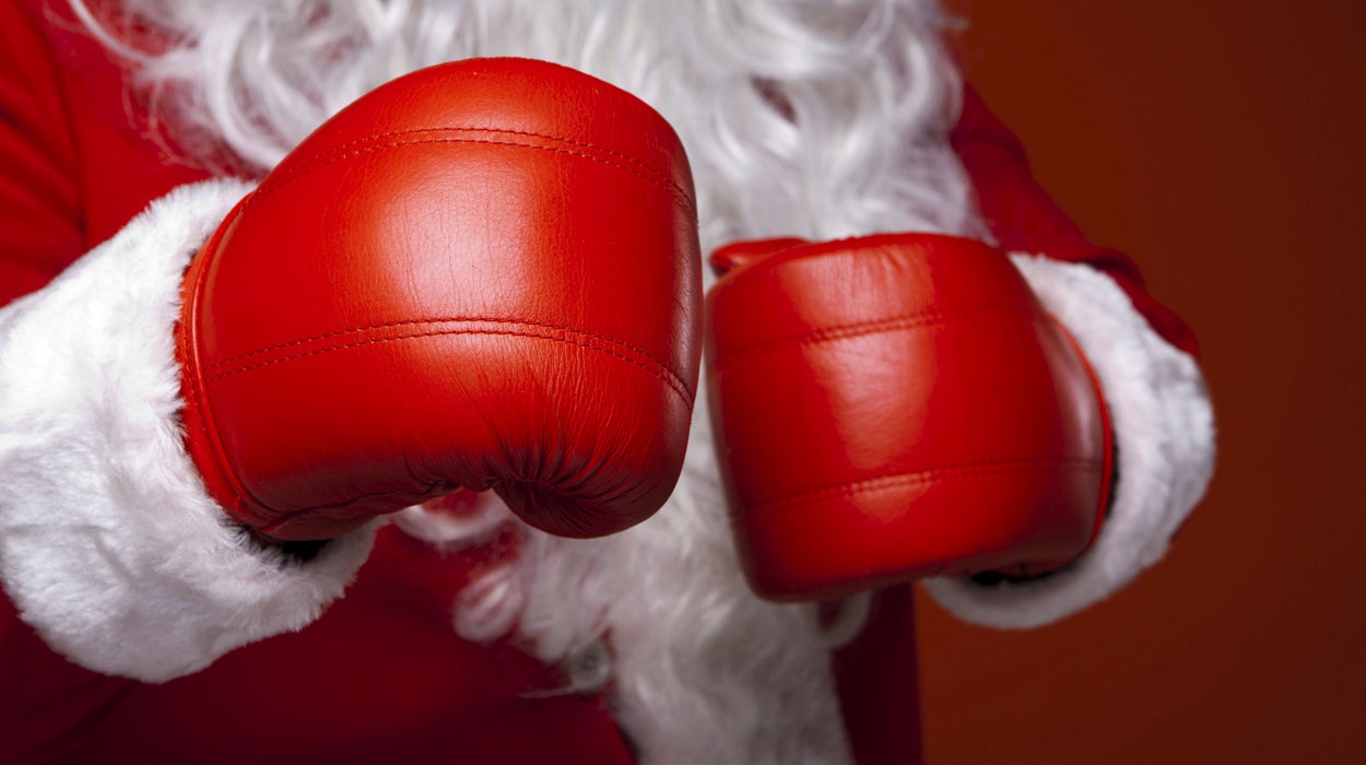 Piso para tres 1x02 | Los Reyes Magos planean robar los regalos a Papá Noel: "Tiene a los elfos a doble jornada desde octubre" Piso para tres 1x02 | Los Reyes Magos planean robar los regalos a Papá Noel: "Tiene a los elfos a doble jornada desde octubre"