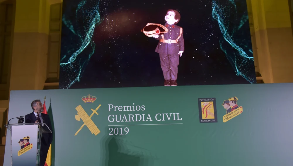 Una fotografía de Carlos Alsina con tres años y vestido de guardia civil Una fotografía de Carlos Alsina con tres años y vestido de guardia civil