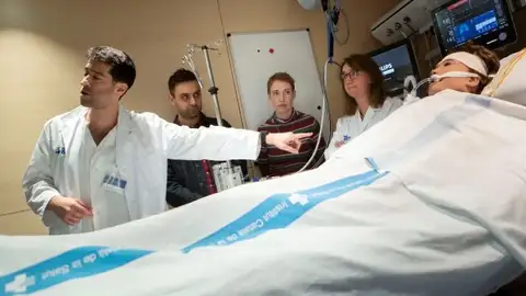 El equipo del Hospital Vall d'Hebron que reanimó a una mujer británica tras seis horas en parada cardiorrespiratoria. EFE Enric Fontcuberta_643x397 El equipo del Hospital Vall d'Hebron que reanimó a una mujer británica tras seis horas en parada cardiorrespiratoria. EFE Enric Fontcuberta_643x397