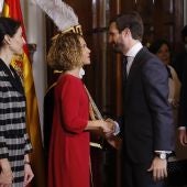 Pablo Casado saluda a la presidenta del Congreso, Meritxell Batet, en el acto por el aniversario de la Constitución