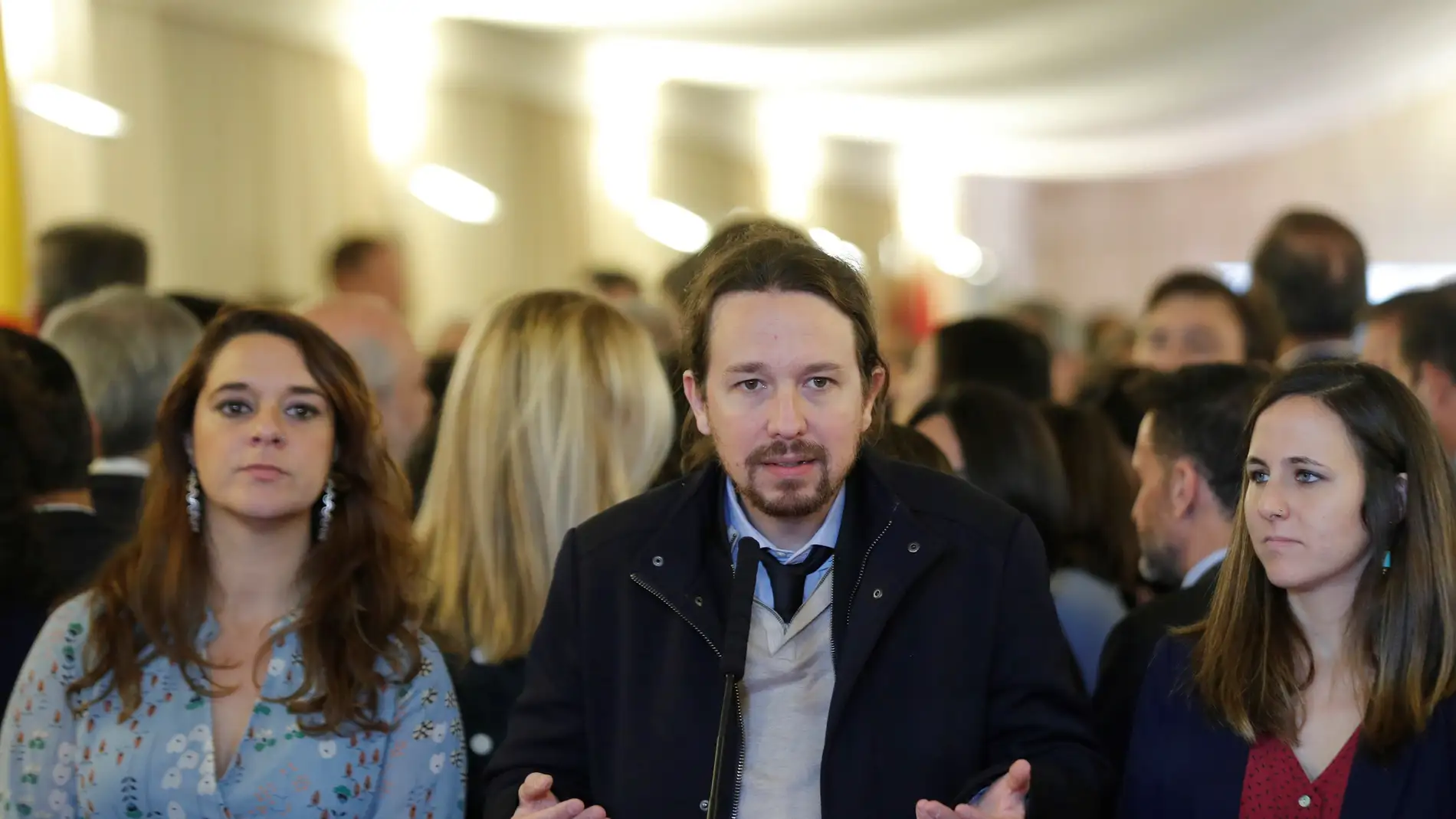 El líder de Unidas Podemos, Pablo Iglesias (c), junto a las diputadas Noelia Vera (i) y Ione Belarra (d).