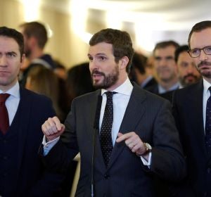 Los diputados del PP, Pablo Casado, Javier Maroto (d) y Teodoro García Egea (i) hace declaraciones a los medios a su llegada al Congreso de los Diputados. Los diputados del PP, Pablo Casado, Javier Maroto (d) y Teodoro García Egea (i) hace declaraciones a los medios a su llegada al Congreso de los Diputados.