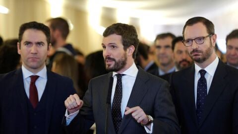 Los diputados del PP, Pablo Casado, Javier Maroto (d) y Teodoro Garc&iacute;a Egea (i) hace declaraciones a los medios a su llegada al Congreso de los Diputados.