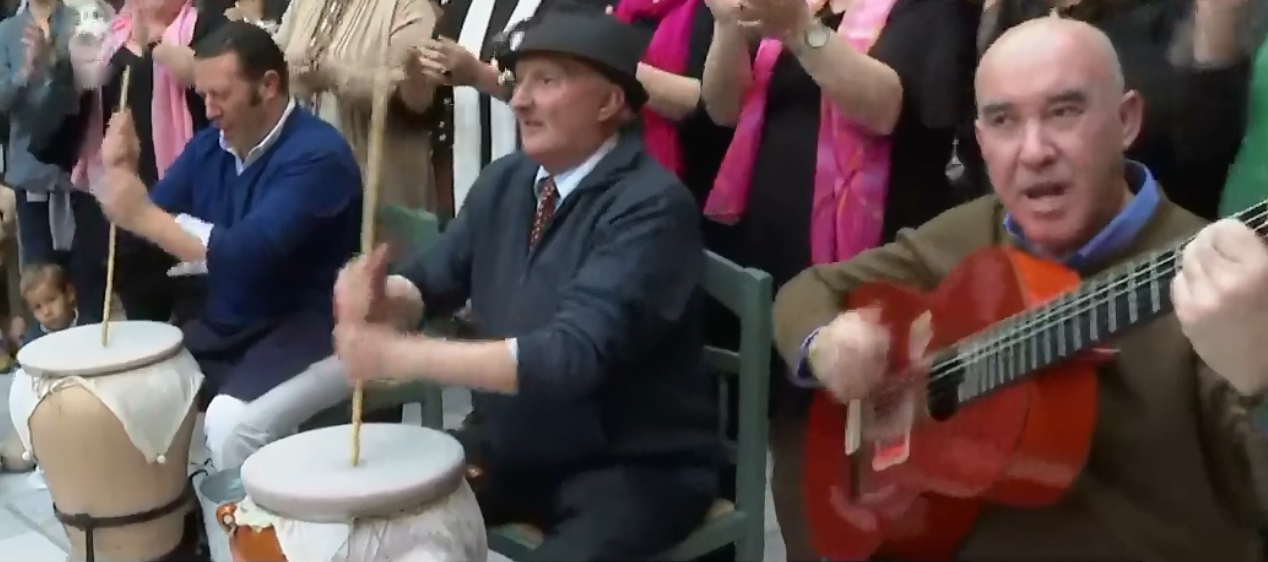 Andrés Hita, fabricante de zambombas: "No lo hago por negocio, lo hago por tradición" Andrés Hita, fabricante de zambombas: "No lo hago por negocio, lo hago por tradición"