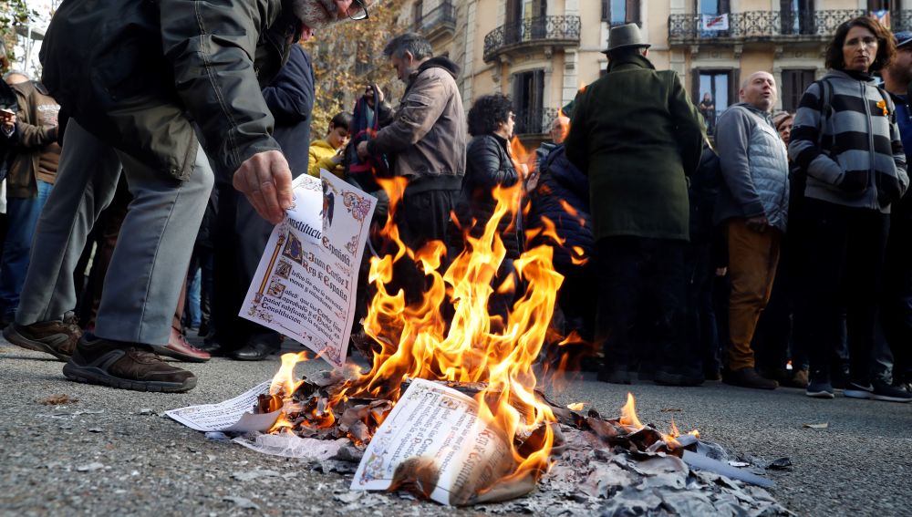 Varias personas queman ejemplares de la Constitución española en las calles de Barcelona, con motivo de la celebración del 41 aniversario de la Constitución. 