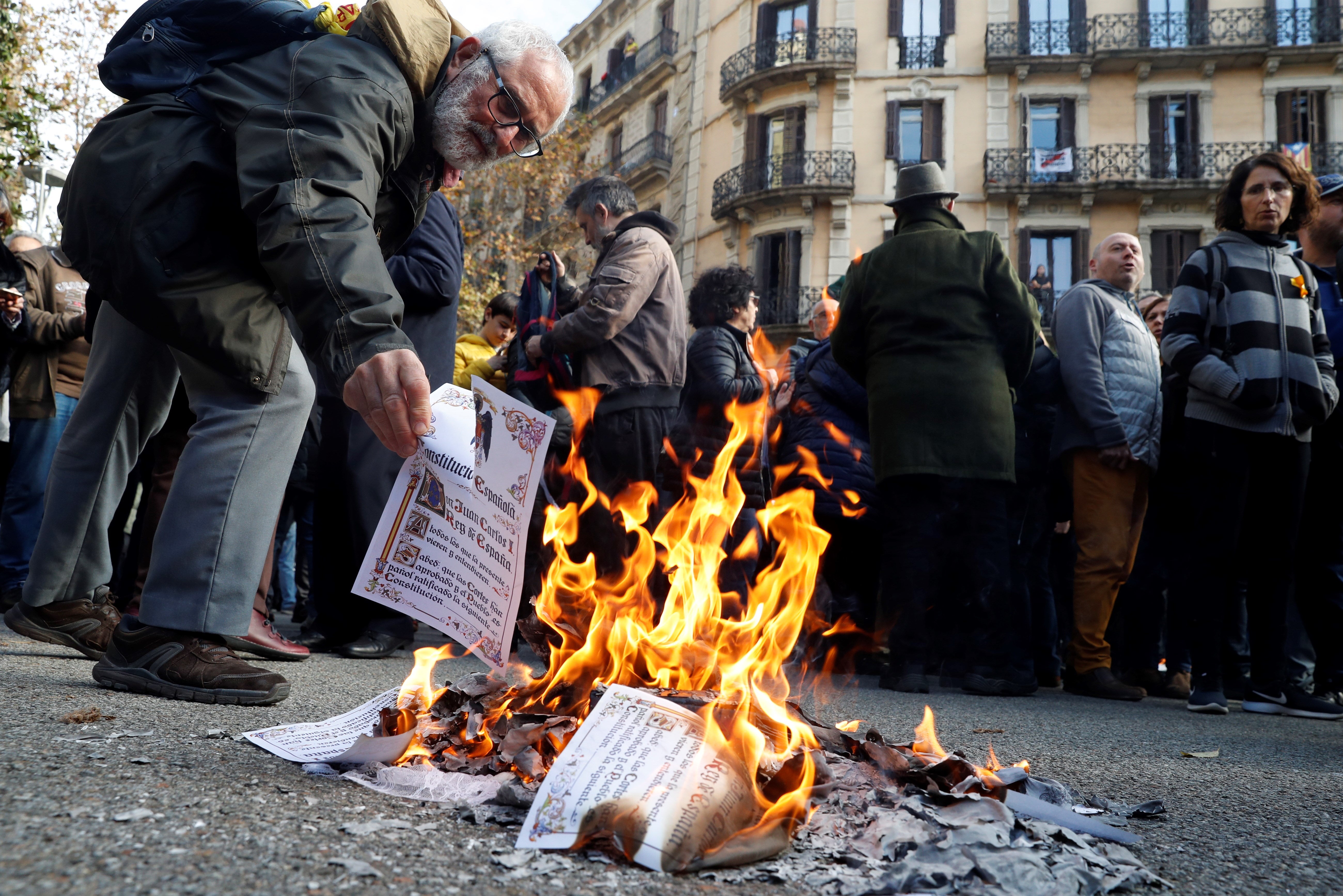 Un grupo de independentistas quema ejemplares de la Constitución y una bandera de España en Cataluña Un grupo de independentistas quema ejemplares de la Constitución y una bandera de España en Cataluña