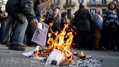 Varias personas queman ejemplares de la Constituci&oacute;n espa&ntilde;ola en las calles de Barcelona, con motivo de la celebraci&oacute;n del 41 aniversario de la Constituci&oacute;n. 
