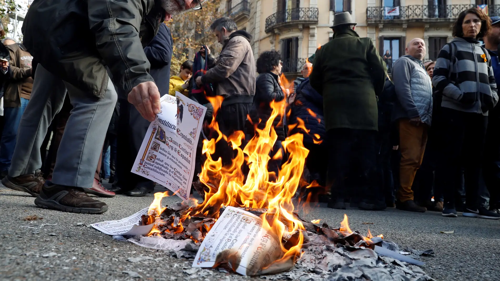 Varias personas queman ejemplares de la Constitución española en las calles de Barcelona, con motivo de la celebración del 41 aniversario de la Constitución. 
