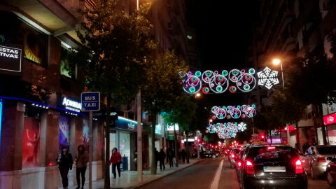 Iluminaci&oacute;n navide&ntilde;a en la calle Reina Victoria de Elche en 2019.