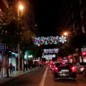 Iluminación navideña en la calle Reina Victoria de Elche en 2019.