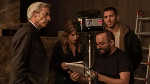 Imanol Arias, Marta Etura, Fernando González Molina y Nené, durante el rodaje de 'Legado en los huesos' La película es la segunda parte de la llamada 'Trilogía del Baztán', basada en las novelas de Dolores Redondo