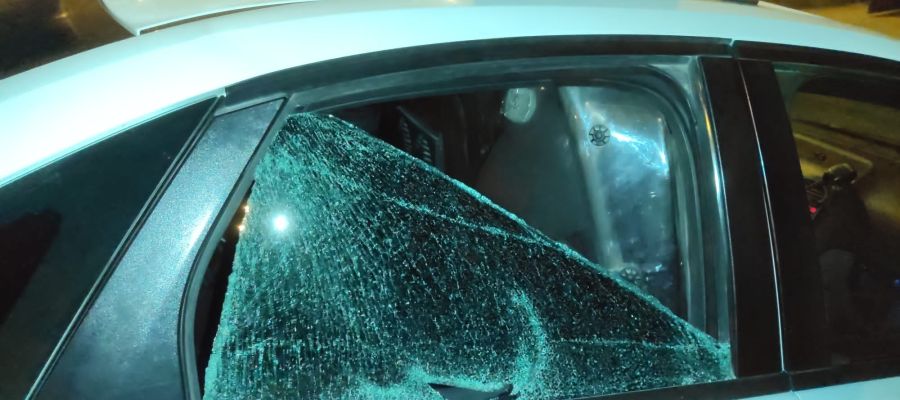 Patrulla de la Policía Local de Elche con la luna fracturada a golpes por el detenido. Patrulla de la Policía Local de Elche con la luna fracturada a golpes por el detenido.