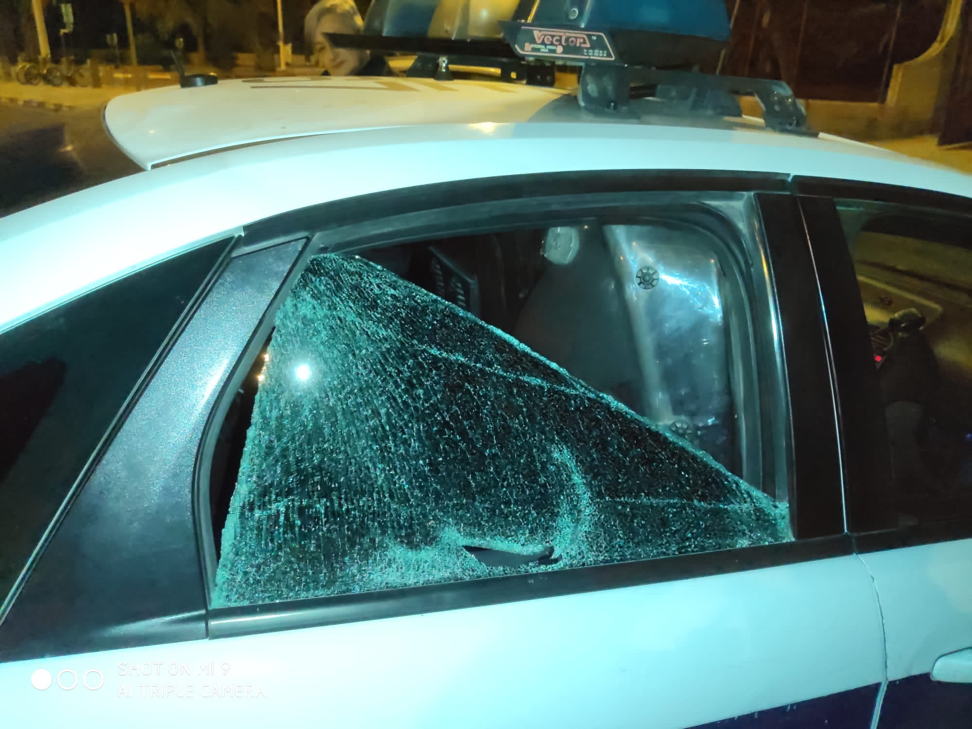 La Policía Local de Elche detiene a un hombre y su agresividad acaba con la luna del coche patrulla rota a patadas La Policía Local de Elche detiene a un hombre y su agresividad acaba con la luna del coche patrulla rota a patadas
