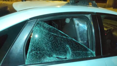 Patrulla de la Polic&iacute;a Local de Elche con la luna fracturada a golpes por el detenido.