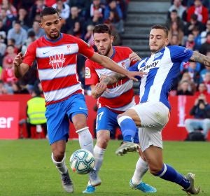 El jugador del Granada Yangel Herrera y Sergio Herrera del Alavés disputan el balón El jugador del Granada Yangel Herrera y Sergio Herrera del Alavés disputan el balón