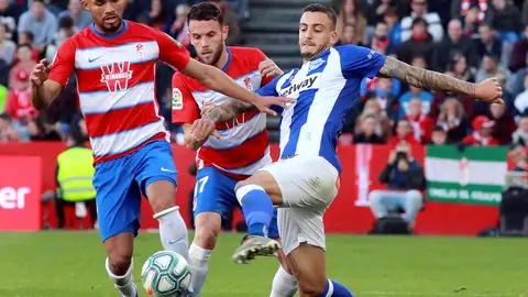 El jugador del Granada Yangel Herrera y Sergio Herrera del Alavés disputan el balón El jugador del Granada Yangel Herrera y Sergio Herrera del Alavés disputan el balón
