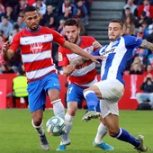 El jugador del Granada Yangel Herrera y Sergio Herrera del Alavés disputan el balón El jugador del Granada Yangel Herrera y Sergio Herrera del Alavés disputan el balón