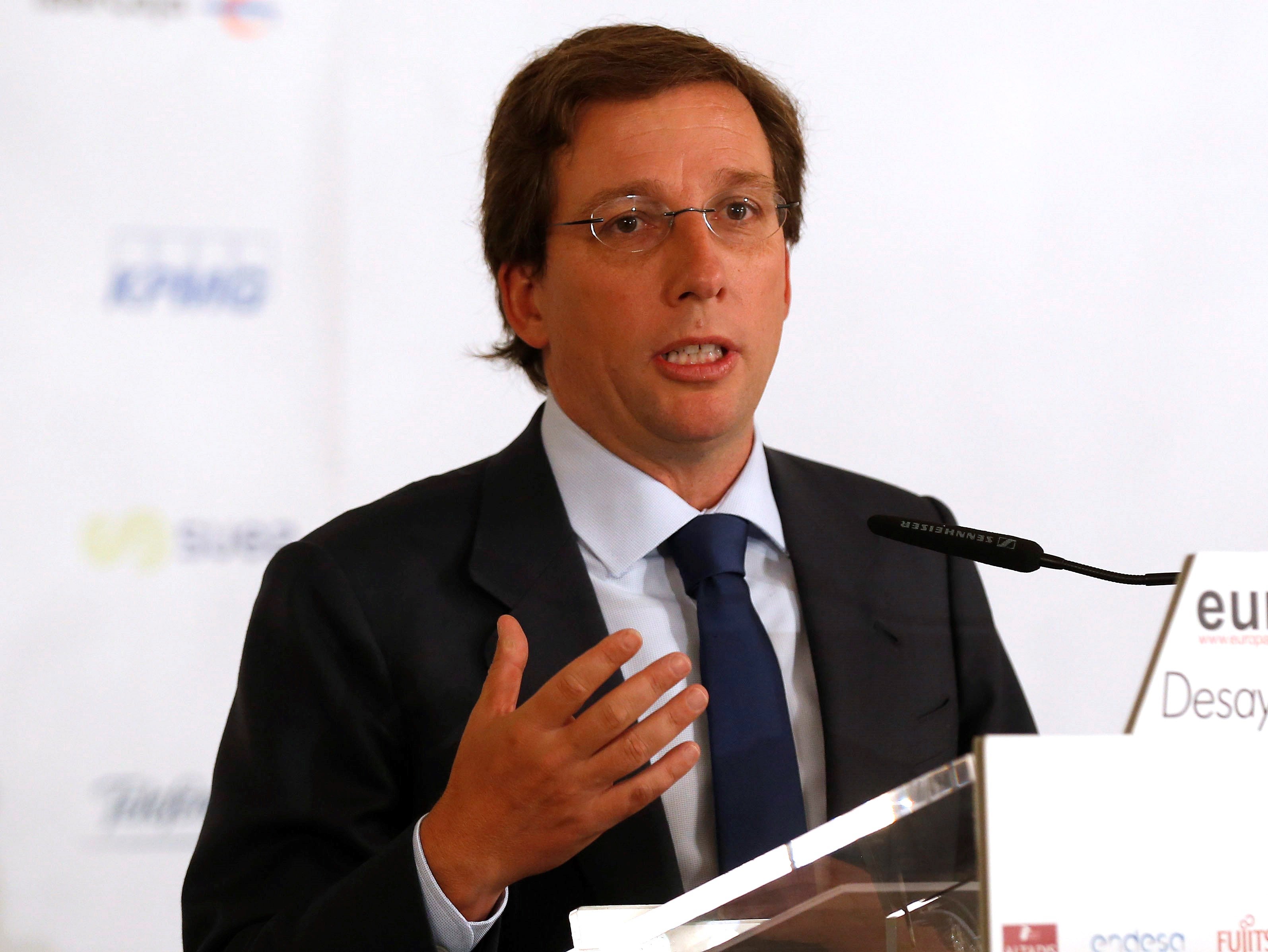 Almeida responde a Bardem tras llamarle "estúpido": "El típico listo que piensa que pagar impuestos no va con él" Almeida responde a Bardem tras llamarle "estúpido": "El típico listo que piensa que pagar impuestos no va con él"