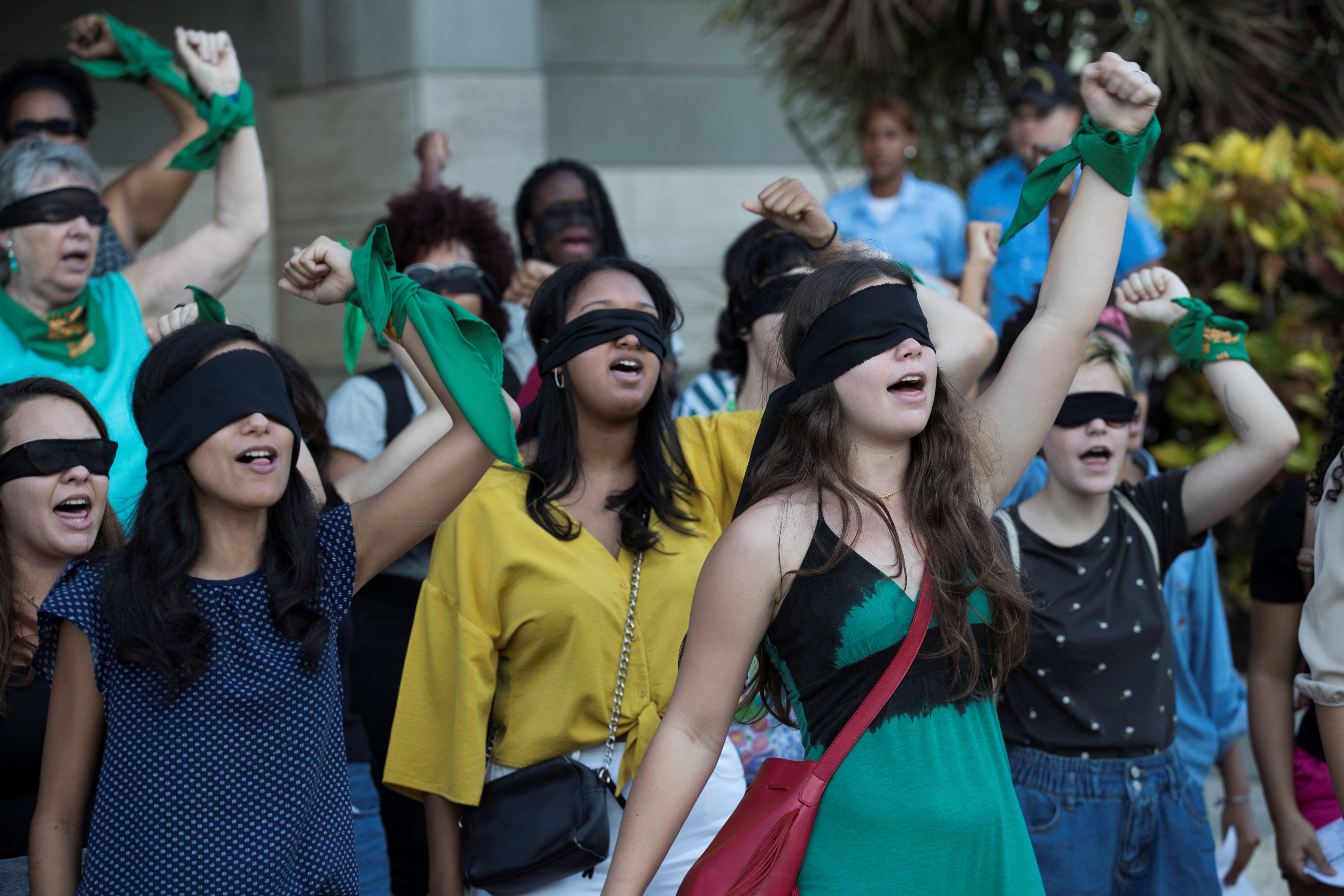 Cientos de mujeres se suman en Palma al movimiento "El violador eres tú" Cientos de mujeres se suman en Palma al movimiento "El violador eres tú"