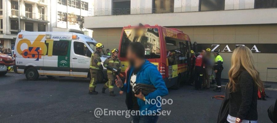 Un microbús choca contra una tienda en Sevilla Un microbús choca contra una tienda en Sevilla