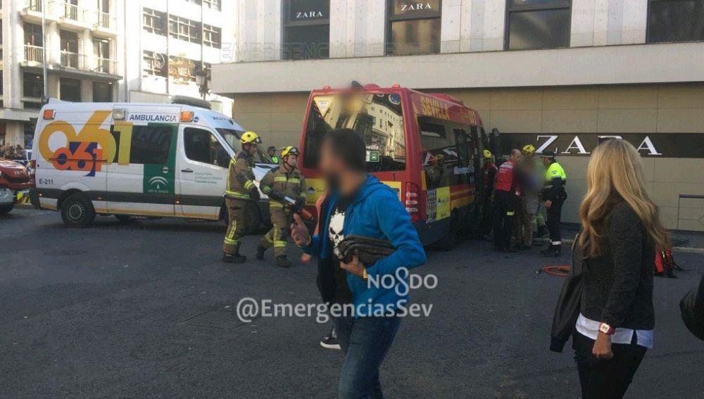 Un microbús choca contra una tienda en Sevilla