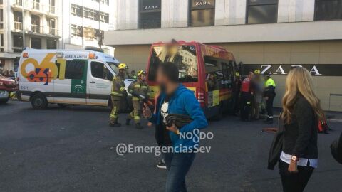 Un microb&uacute;s choca contra una tienda en Sevilla