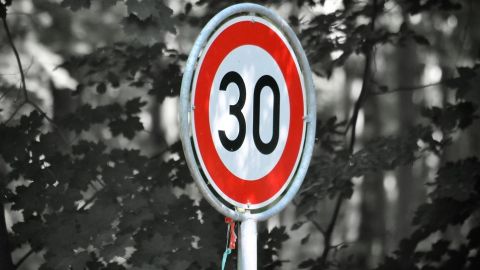 Imagen de una se&ntilde;al de limitaci&oacute;n de velocidad