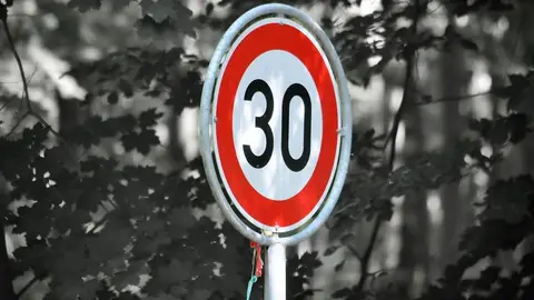 Imagen de una señal de limitación de velocidad Imagen de una señal de limitación de velocidad