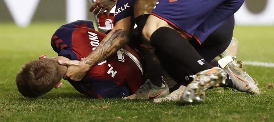 Los jugadores de Osasuna Rubén García (c) y Chimy Ávila (d) acuden en ayuda de su compañero Marc Cardona Los jugadores de Osasuna Rubén García (c) y Chimy Ávila (d) acuden en ayuda de su compañero Marc Cardona