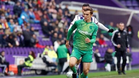 El defensor Diego Llorente de la Real Sociedad conduce el bal&oacute;n ante la presi&oacute;n del jugador del Real Valladolid