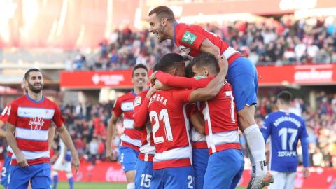 Roberto Soldado celebra un gol con sus compa&ntilde;eros del Granada