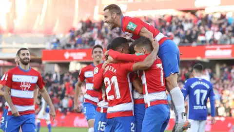 Roberto Soldado celebra un gol con sus compañeros del Granada Roberto Soldado celebra un gol con sus compañeros del Granada