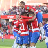 Roberto Soldado celebra un gol con sus compañeros del Granada