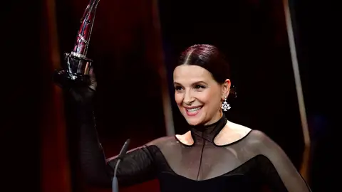 La actriz Juliette Binoche sostiene su Premio del Cine Europeo honorífico La intérprete francesa se acordó de las niñeras de sus hijos en su discurso de agradecimiento